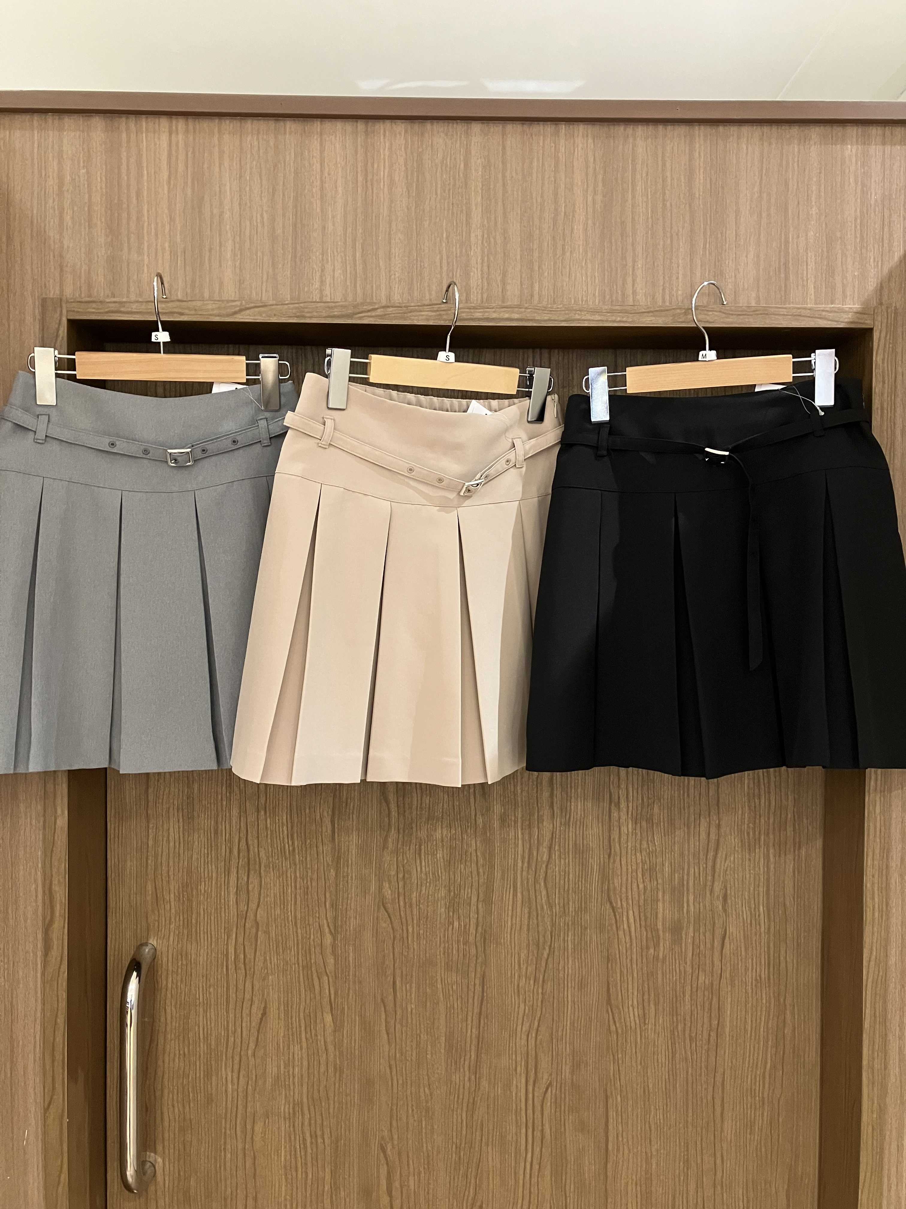 大人気！ベルト付きスカート